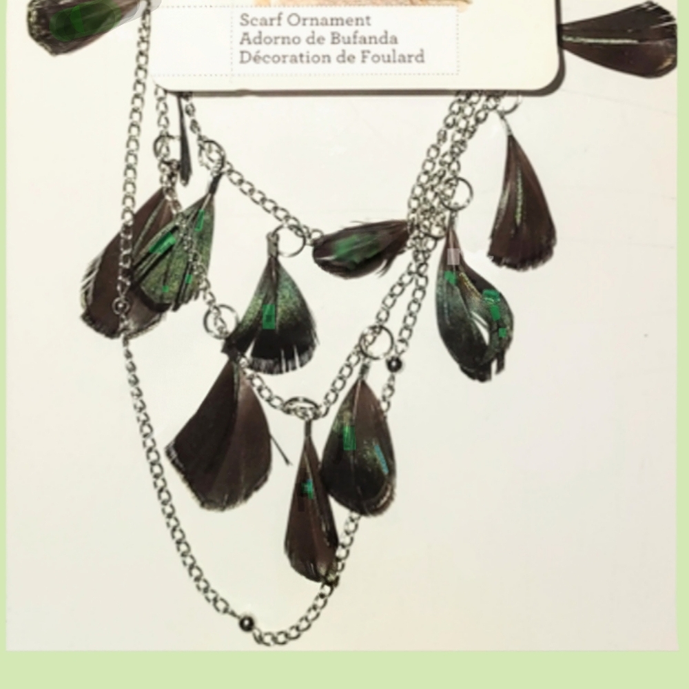 Laliberi Neck Chain of Green & Black Feathers